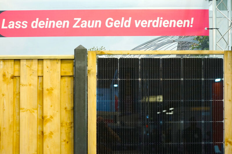 Ausschnitt eines Hozzaunes mit integriertem Photovoltaikmodul