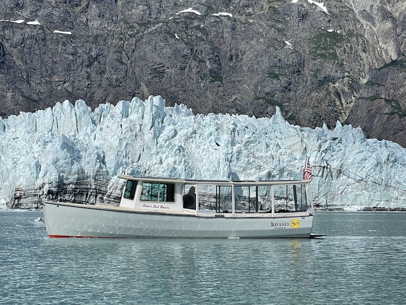 Solarboot vor Eisberg - die Wayward Sun in Alaska