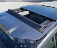 Im Bild das geöffnete Dach eine Autos, das Webasto auch als Solardach anbietet.