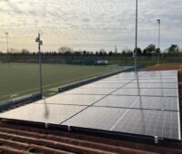 Ein kommunaler Fußballplatz mit PV-Anlage.