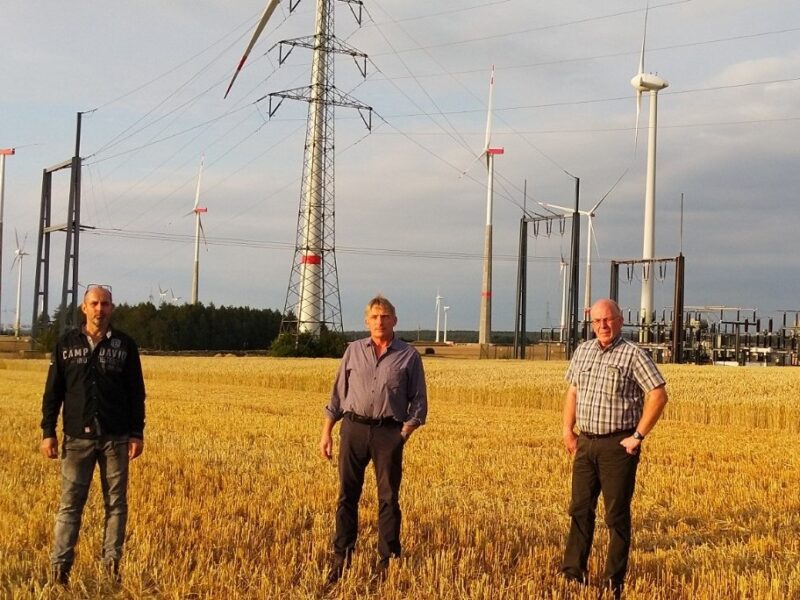 Zu sehen sind die Landwirte Christoph Luis, Michael Flocke und Josef Dreps, durch die der einzigartige Stromtarif in Marsberg-Meerhof ermöglicht wird.