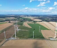 Auf Feldern stehen fünf kleine und drei große Windenergie-Anlagen nach dem Repowering.