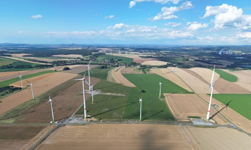 Auf Feldern stehen fünf kleine und drei große Windenergie-Anlagen nach dem Repowering.