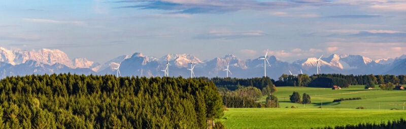Windpark vor Alpenpanorama