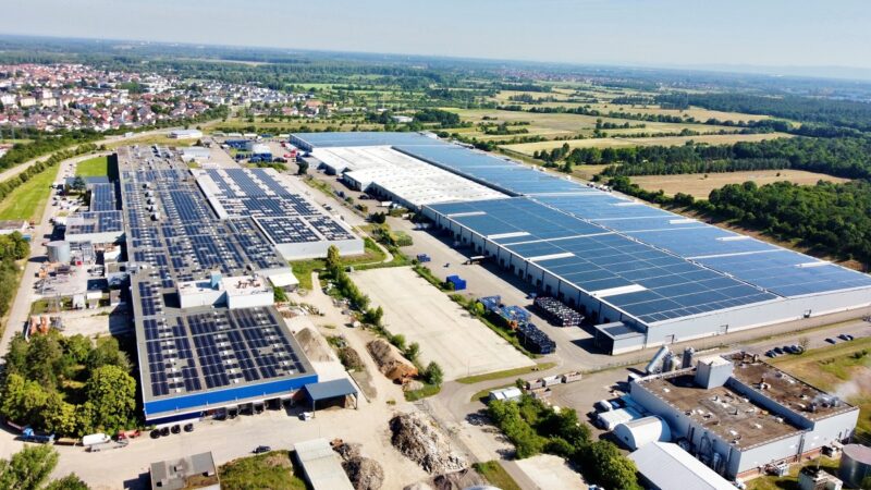 Im Bild der Industriepark Philippsburg, der eine große Photovoltaik Dachanlage hat.