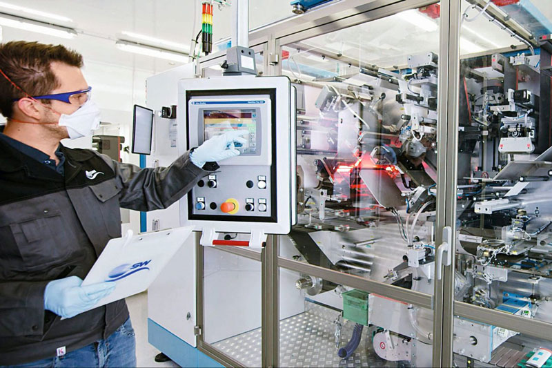 ZSW-Wissenschaftler steuert am Monitor eine Versuchsanlage im Batterielabor - Speicherforschung