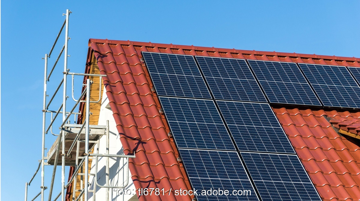 Ein Gerüst an einem Neubau, Verbände haben den Leitfaden Gerüstbau bei Photovoltaik-Anlagen herausgebracht.