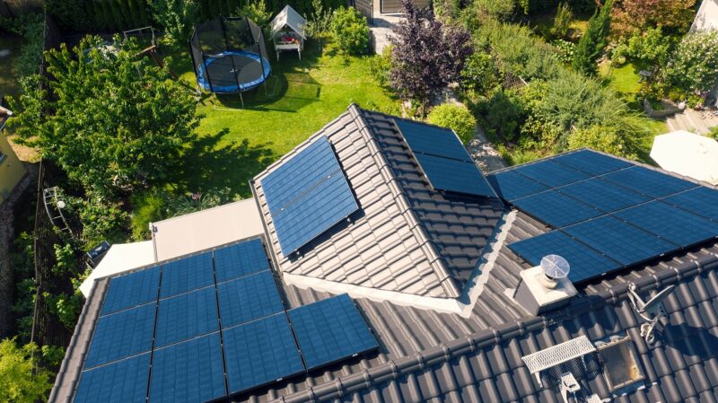 Zu sehen ist ein Hausdach mit Photovoltaik-Anlage. Zolar bietet die Solaranlage zur Miete an.