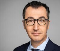 Portrait von Bundesforschungsminister Cem Oezdemir