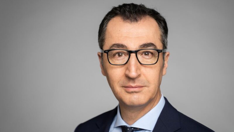 Portrait von Bundesforschungsminister Cem Oezdemir