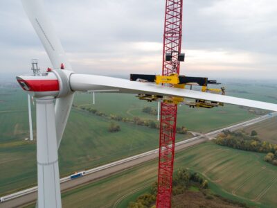 Luftbild zeigt Rotorblatt-Traversen an einer Windenergieanlage.