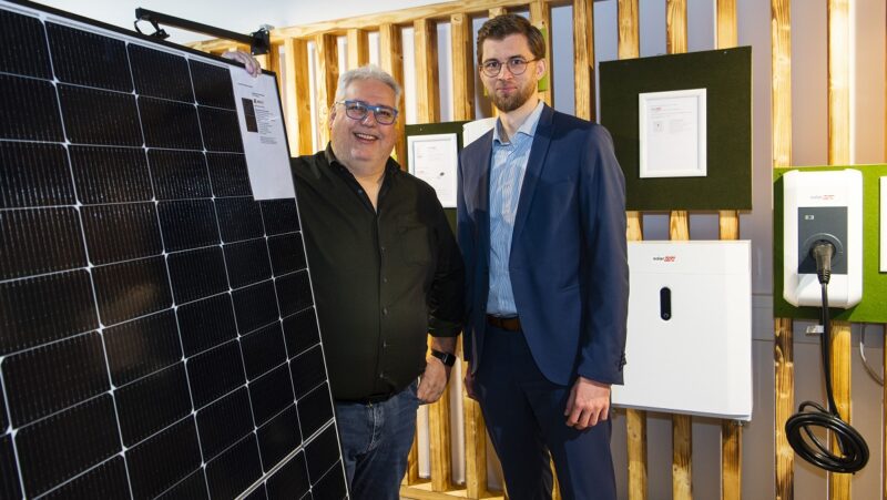 Im Bild Timo Straten, Geschäftsführer von Energie Schwaben Solar und Wolfgang Kempfle.