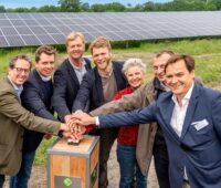 Im Bild Offizielle bei der symbolische Inbetriebnahme der drei neuen Photovoltaik-Solarparks in Schleswig-Holstein.