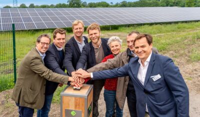 Im Bild Offizielle bei der symbolische Inbetriebnahme der drei neuen Photovoltaik-Solarparks in Schleswig-Holstein.