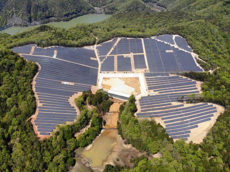Zu sehen ist „Kamigori“, der jüngste der zehn Photovoltaik-Solarparks von hep in Japan.