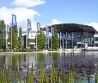 Messe-Gelände in München: Blick über den Teich auf Intersolar-Fahnen und die Messehallen.