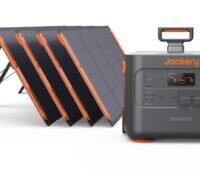 Im Bild die tragbare Powerstation Explorer 3000 Pro mit 4 Photovoltaik Modulen von Jackery.