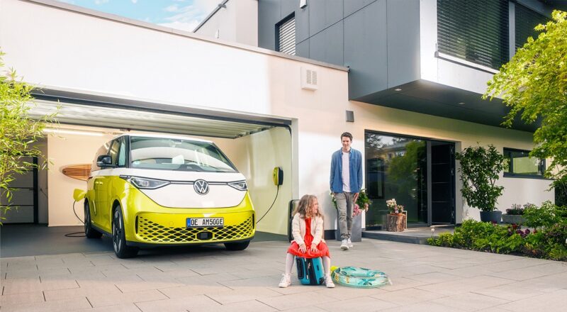 Im Bild ein Auto, das an der Wallbox von Mennekes hängt.