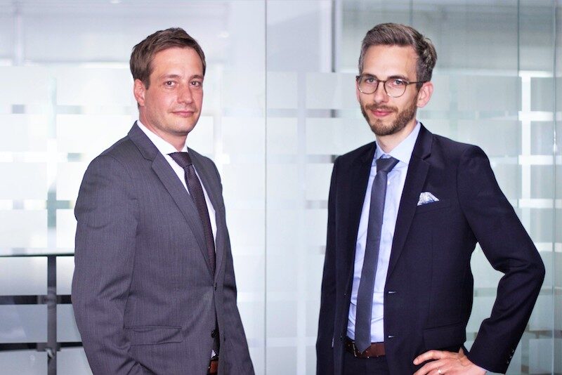 Zwei Personen für Photovoltaik-Monitoring: Rouven Lenhart (Managing Director Division Business Development & International Sales) und Jonas Riexinger (Managing Director Division Technics).