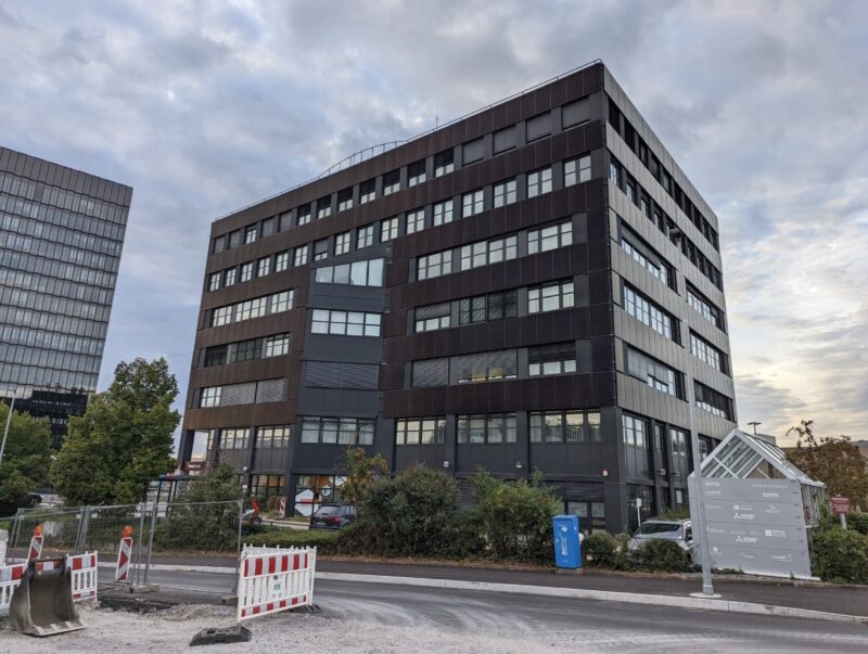 Bürogebäude mit einer Fassade und integrierten PV-Modulen.