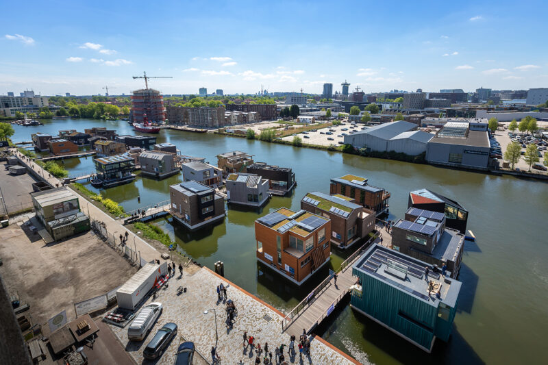 Kanal in Amsterdam mit einigen Hausbooten