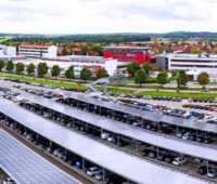 Photovoltaisch überdachter Firmenparkplatz der Maschinenfabrik Bausch + Ströbel Ilshofen