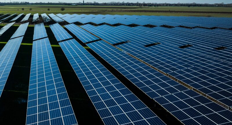 Im Bild ein Photovoltaik-Solarpark, der Vermögensverwalter Re:cap beliefert die Deutsche Bahn mit Photovoltaik-Strom.
