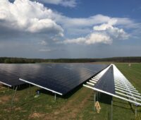 Zu sehen ist eine Freiflächen-Photovoltaikanlage wie der geplante Photovoltaik-Solarpark Niederbobritzsch.