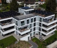 Im Bild die PVT-Kollektoren von Soblue auf dem Dach des Mehrfamilienhauses „Spross Energievision“ in Wallisellen bei Zürich.