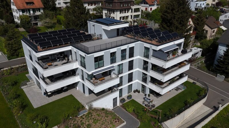 Im Bild die PVT-Kollektoren von Soblue auf dem Dach des Mehrfamilienhauses „Spross Energievision“ in Wallisellen bei Zürich.