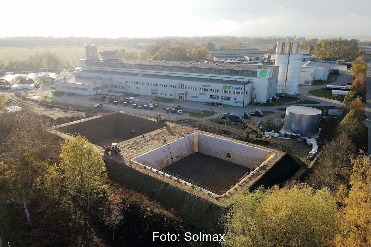 Im Hintergrund das Gebäude von Solmax, im Vordergrund die Erdbecken-Wärmespeicher