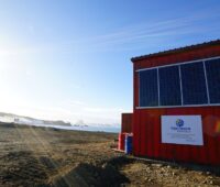 Photovoltaik in der Antarktis: Zu sehen ist die Solaranlage an der Fassade der Artigas-Basis im ewigen Eis der Antarktis.