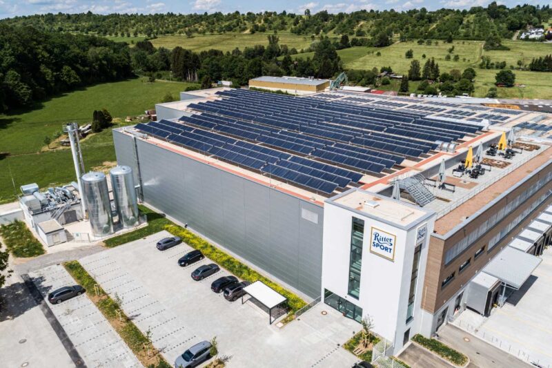 Luftbild zeigt Solarthermie-Dachanlage auf dem Dach der neuen Lagerhalle von Ritter in Dettenhausen