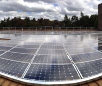 Eine Photovoltaikanlage auf dem Dach mit Weitwinkel aufgenommen.